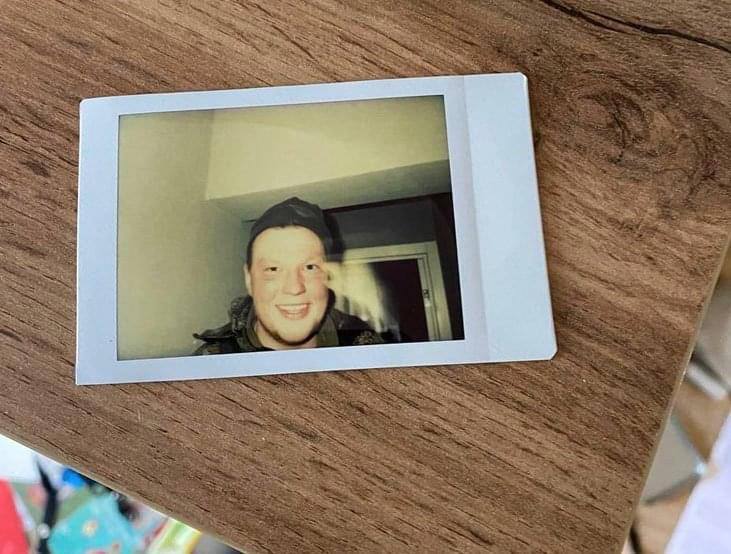 Окупант зробив селфі та залишив фото у квартирі, яку пограбував.