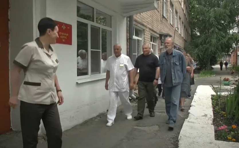 Звезда "Сватов" пришел в больницу к российским солдатам.