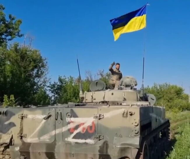 Защитники повесили на вражескую технику флаг Украины