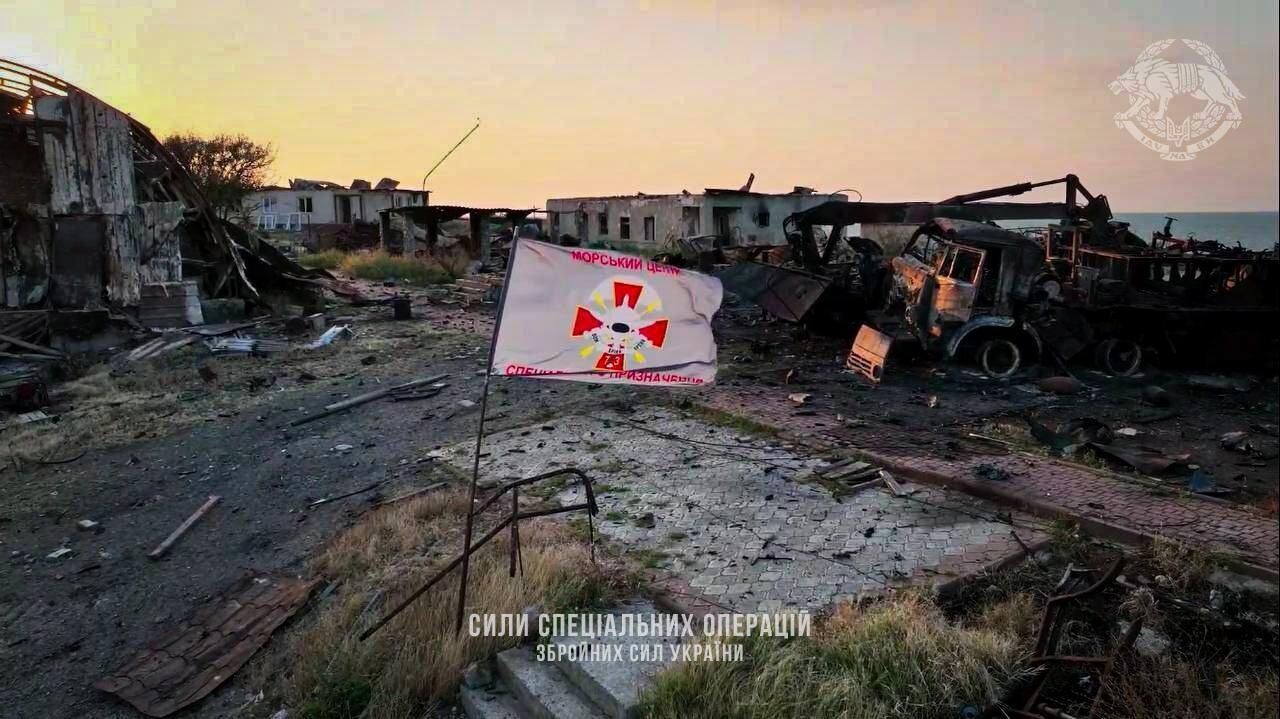 Бойцы Сил специальных операций ВСУ разминировали освобожденный от российских оккупантов остров Змеиный и установили там украинский флаг