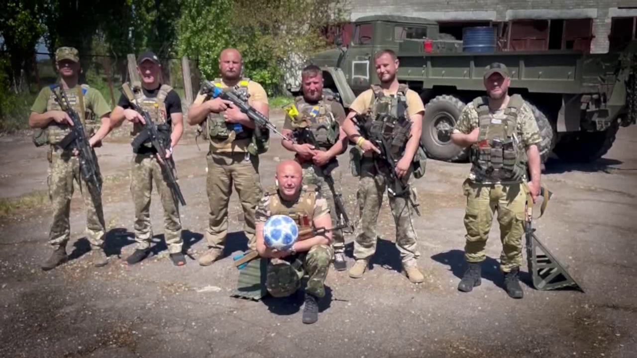 Украинские военные подарили в мае мяч Гвардиоле