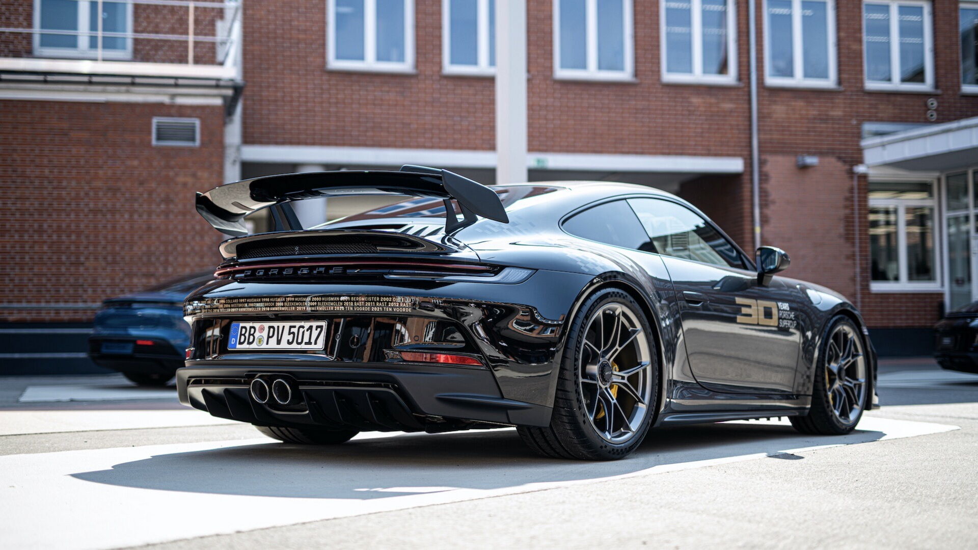 "Ювілейний" екземпляр збудований на базі дорожньої версії купе Porsche 911 GT3, які беруть участь у змаганнях Supercup.