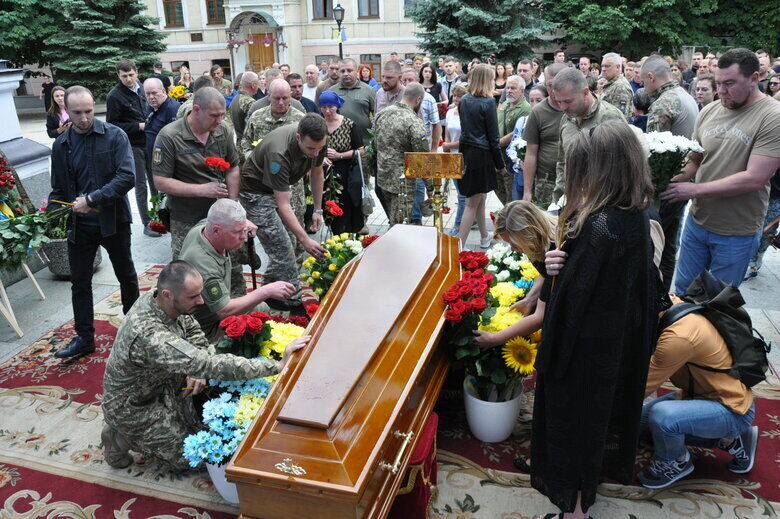 У жовтні 2016 року український захисник заступив на оборону Авдіївки