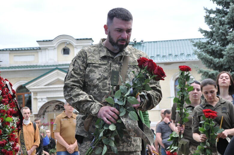 Проводити його в останній шлях прийшли рідні, близькі та побратими