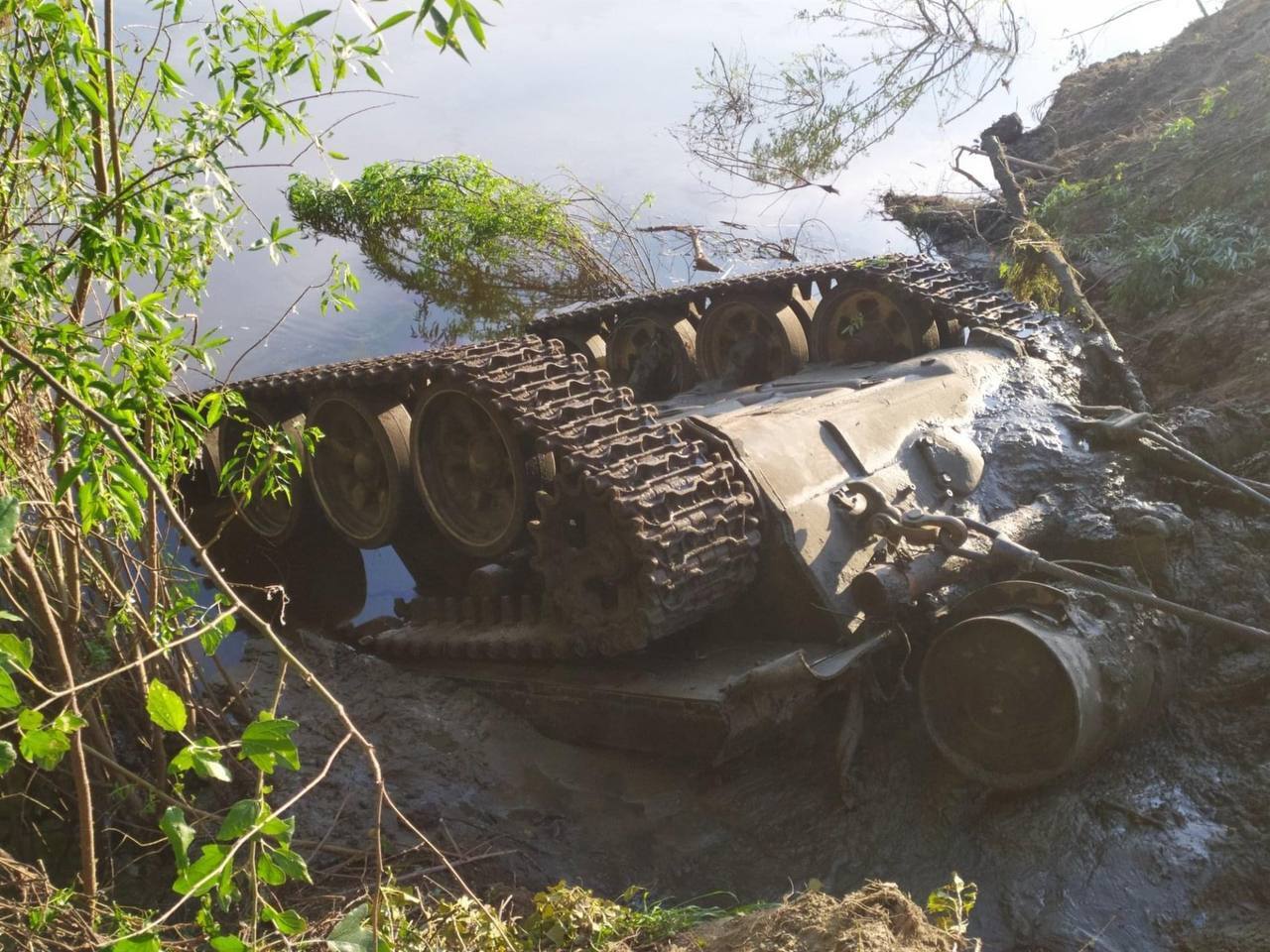 На Чернігівщині з річки витягли два російські танки.