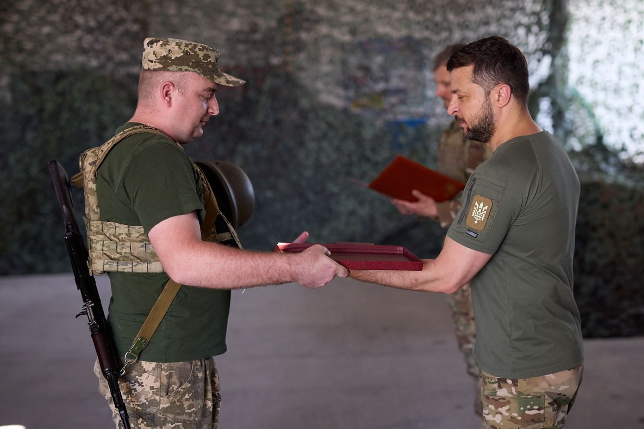 Зеленский наградил украинских воинов
