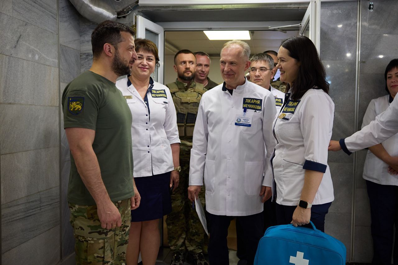 Продолжают медики больницы бороться за жизнь каждого прибывающего к ним с передовой украинского воина и ныне