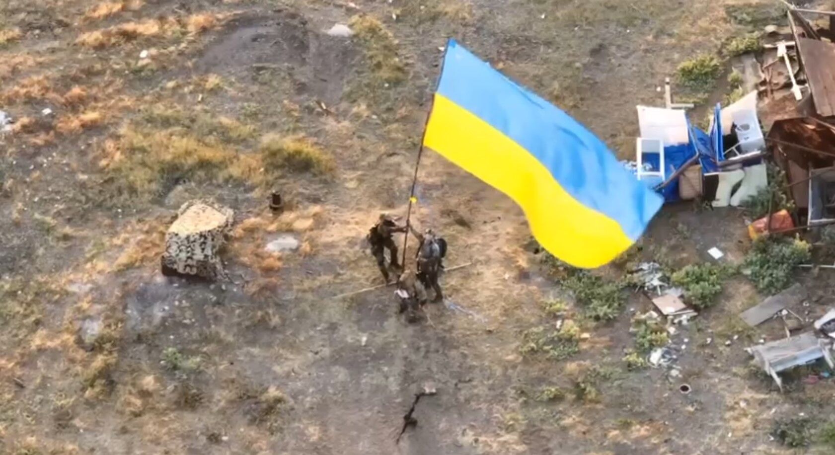 На Змеином установлен флаг Украины