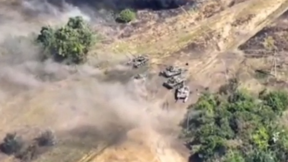 Ворожий танк намагається проскочити поміж іншими танками РФ, які вже нікуди не їдуть