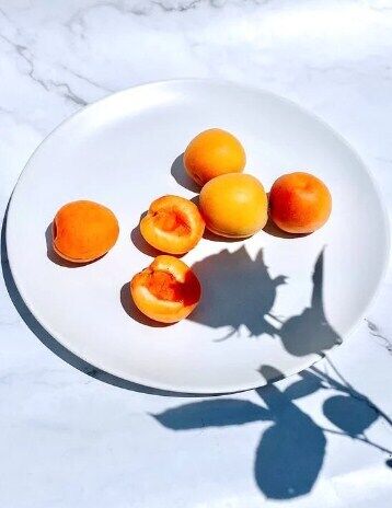 Запеченные персики с гранолой для завтрака: остаются сочными и полезными