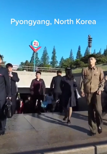 Одежда у северокорейского народа не изобилует цветами и фасонами
