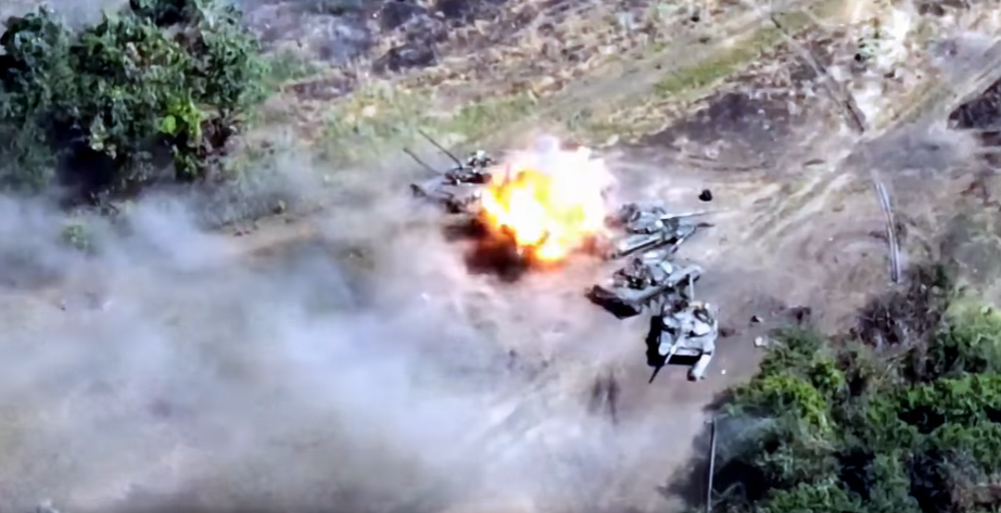 Убегая от прицельного огня украинской артиллерии, по меньшей мере, один танк взорвался на установленной украинскими военными мини