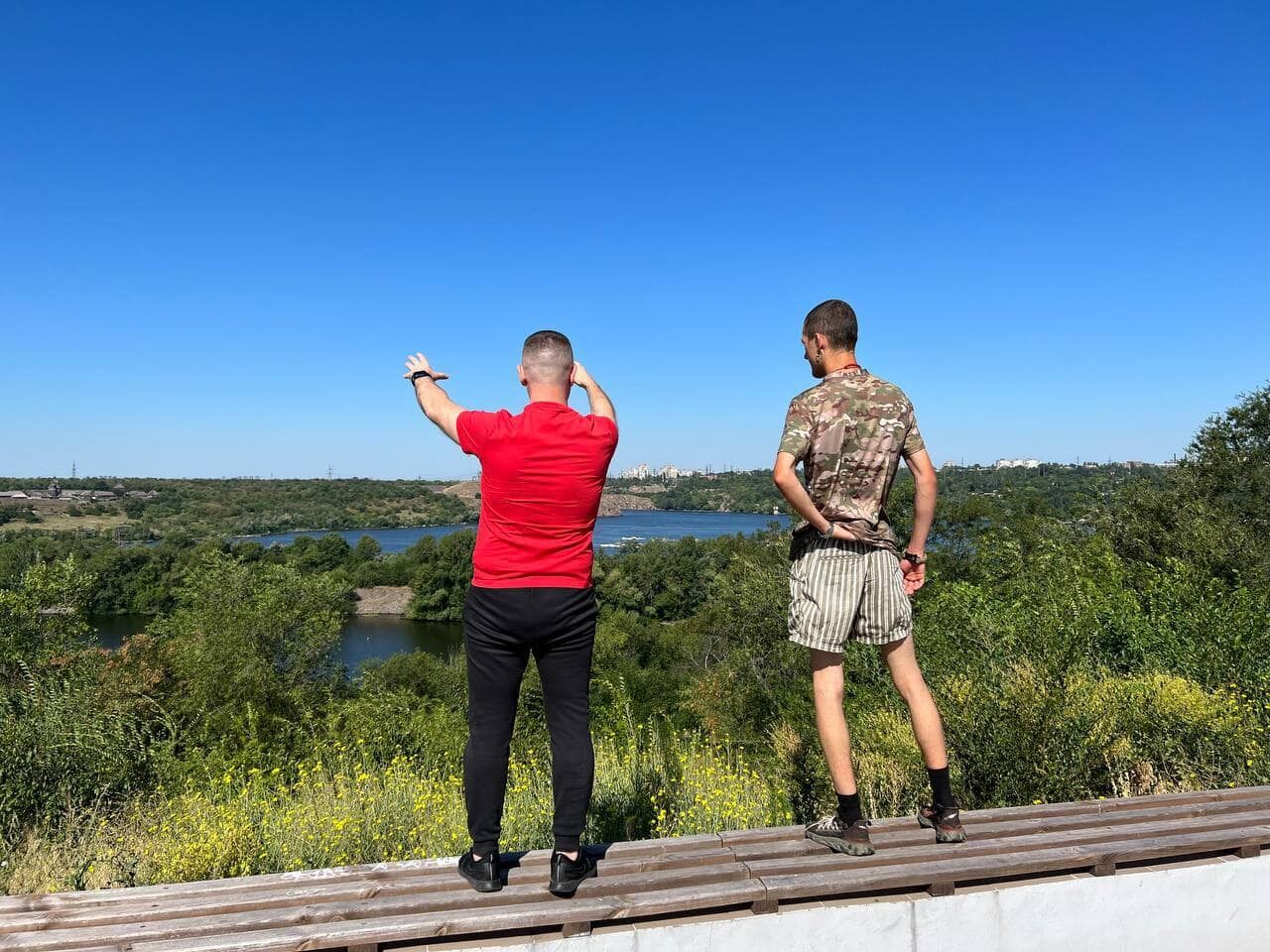 Українець працює офіціантом у Києві.