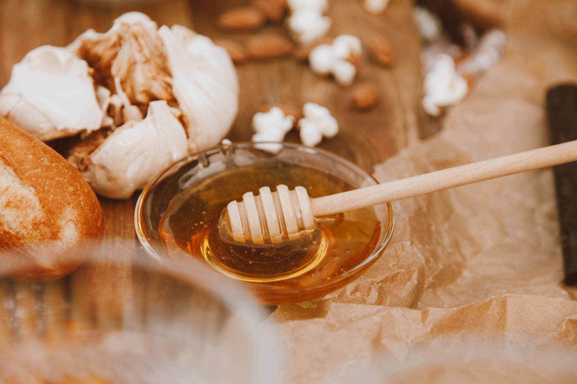Чому не можна випікати вироби з медом: як правильно додавати продукт у страву 