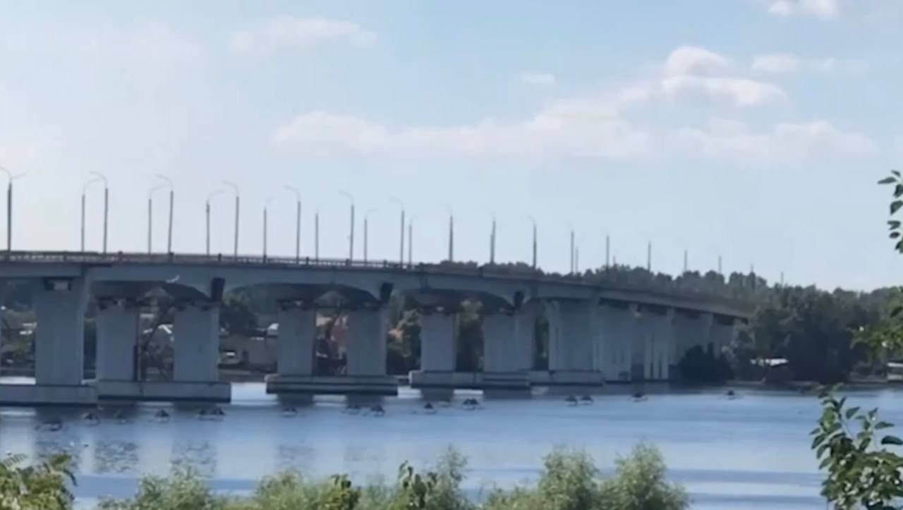 Оккупанты пытаются защитить Антоновский мост от ударов ВСУ