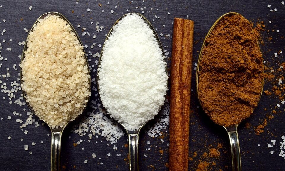 Коричневий цукор, сіль та кориця для страви