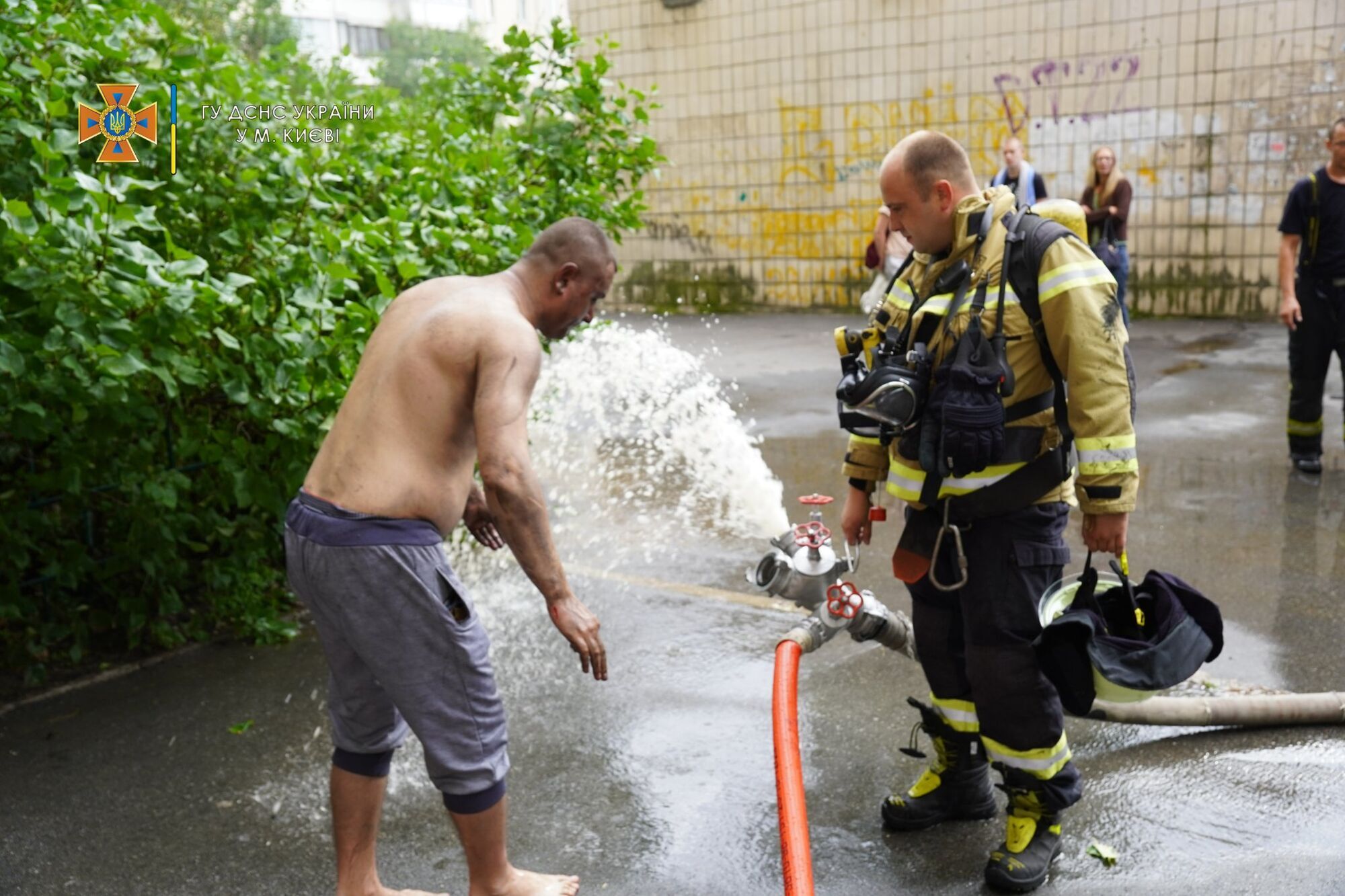 В Киеве горела квартира в многоэтажки: пожарные с помощью автолестницы спасли мужчину. Фото