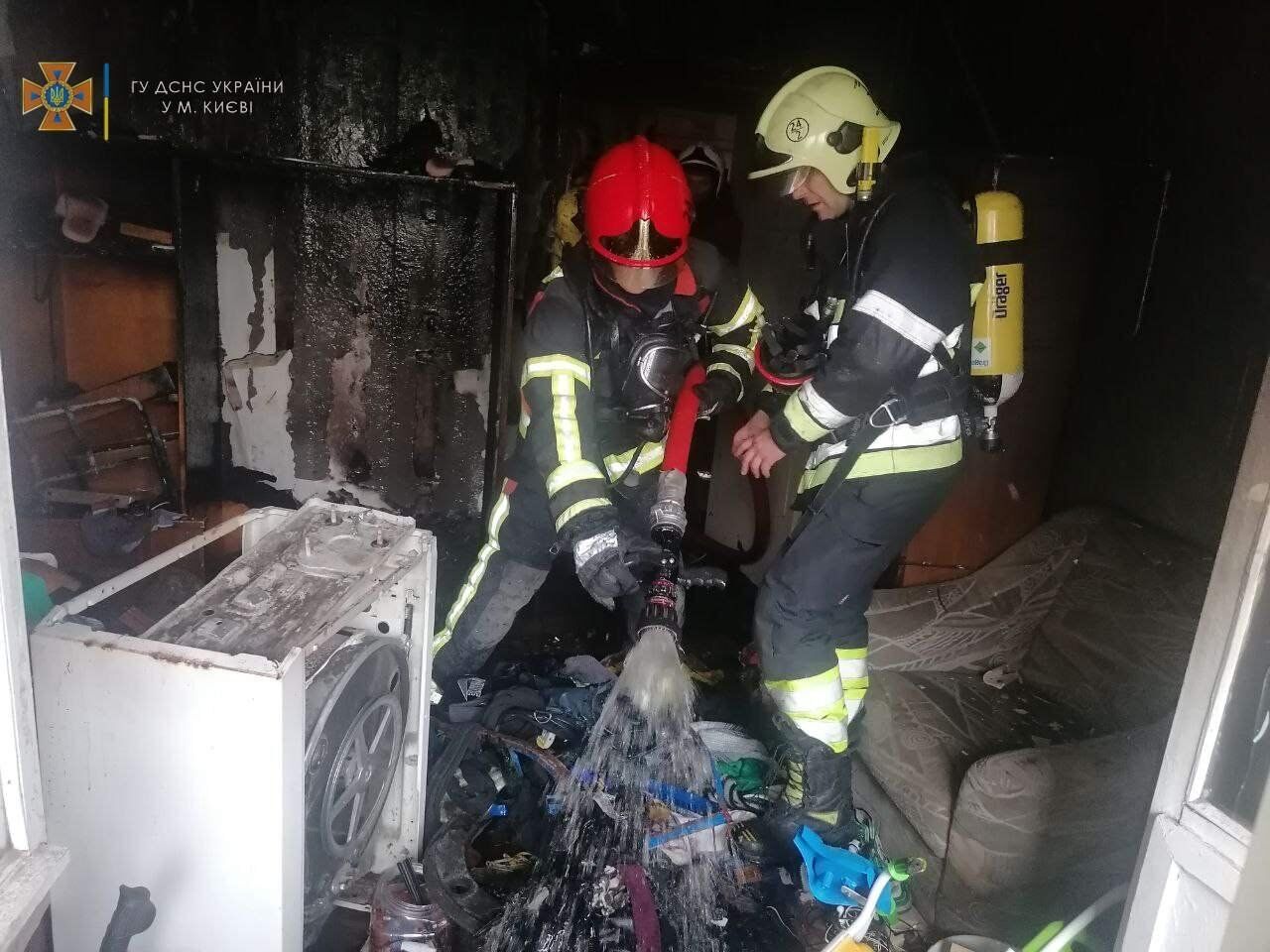 В Киеве малолетний ребенок во время пожара спас родителей. Фото и видео