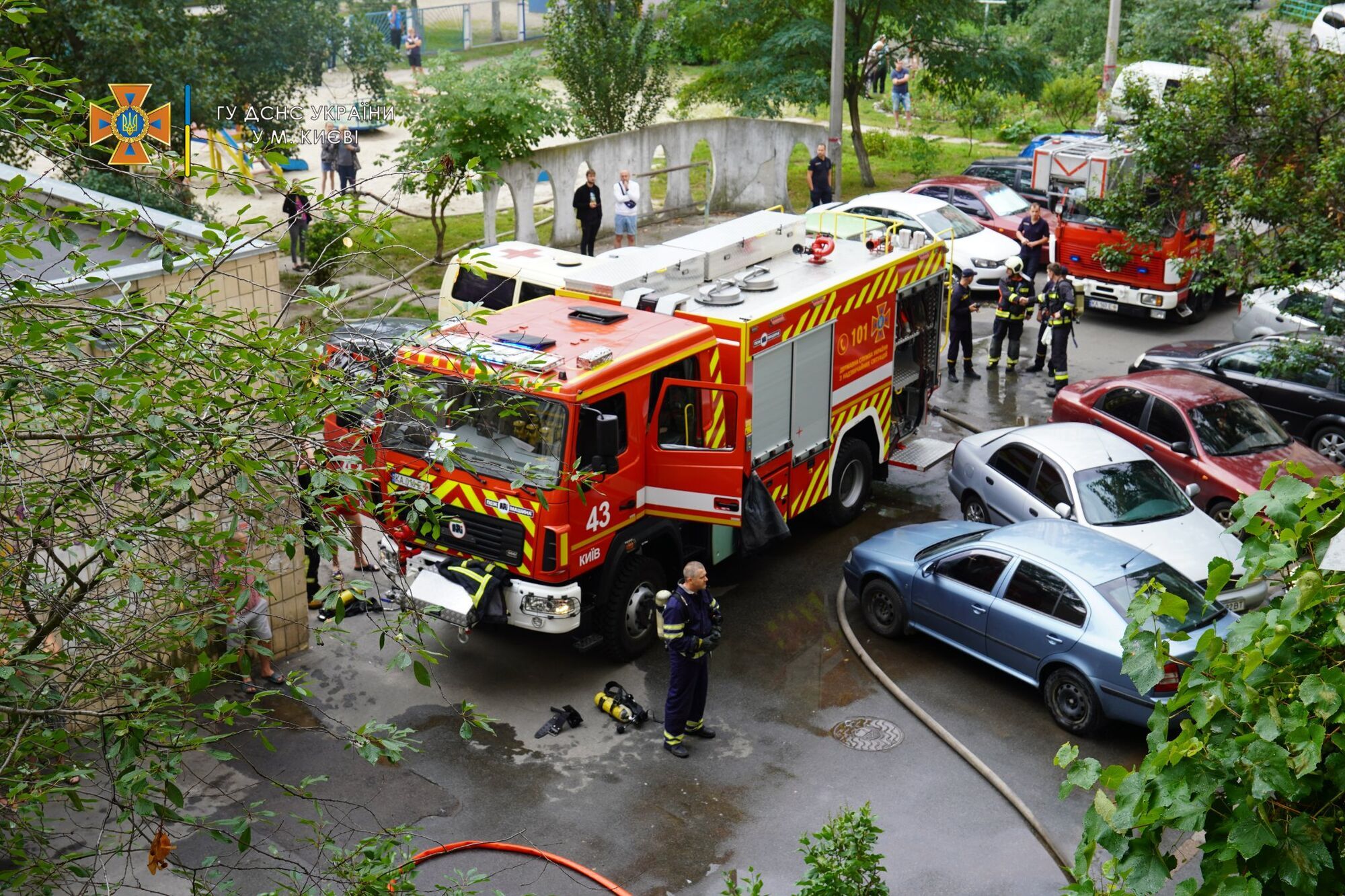 В Киеве горела квартира в многоэтажки: пожарные с помощью автолестницы спасли мужчину. Фото