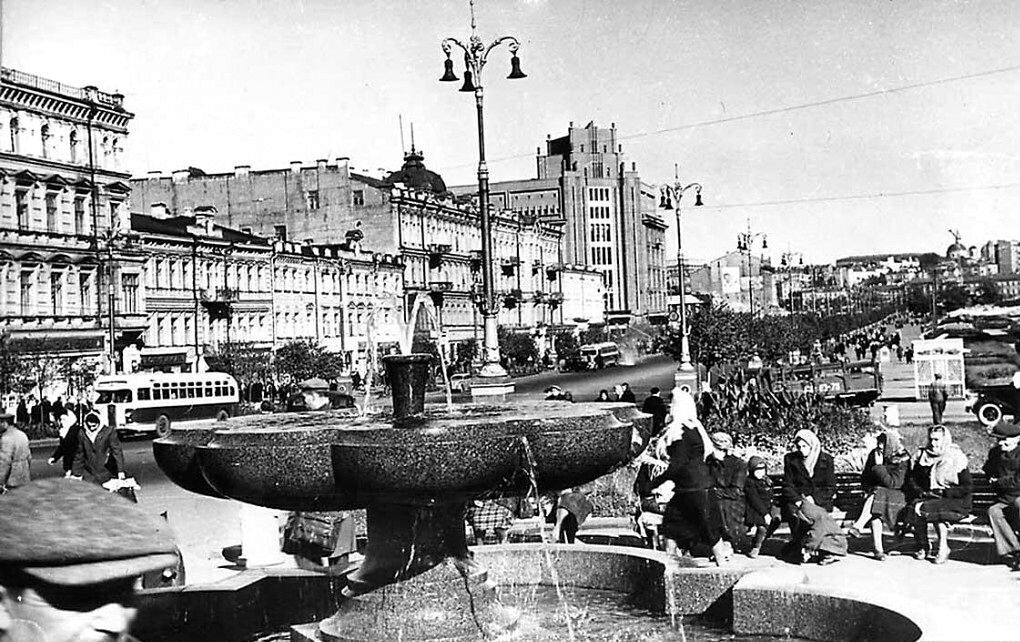 В сети показали, как менялся один из кварталов Крещатика в Киеве с 1940-х по 1980-е года. Архивные фото