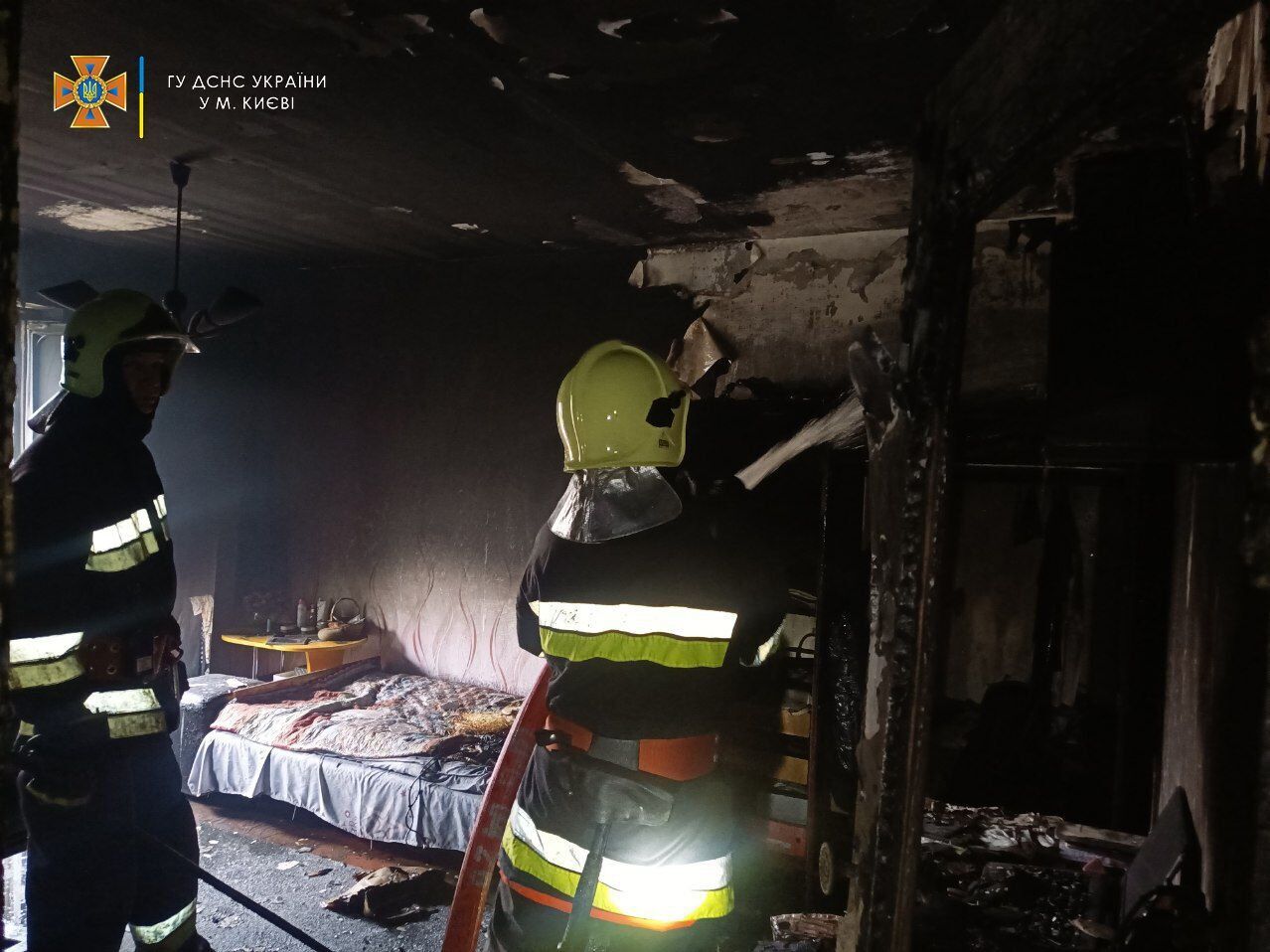 У Києві горіла квартира в багатоповерхівці: пожежники за допомогою автодрабини врятували чоловіка. Фото