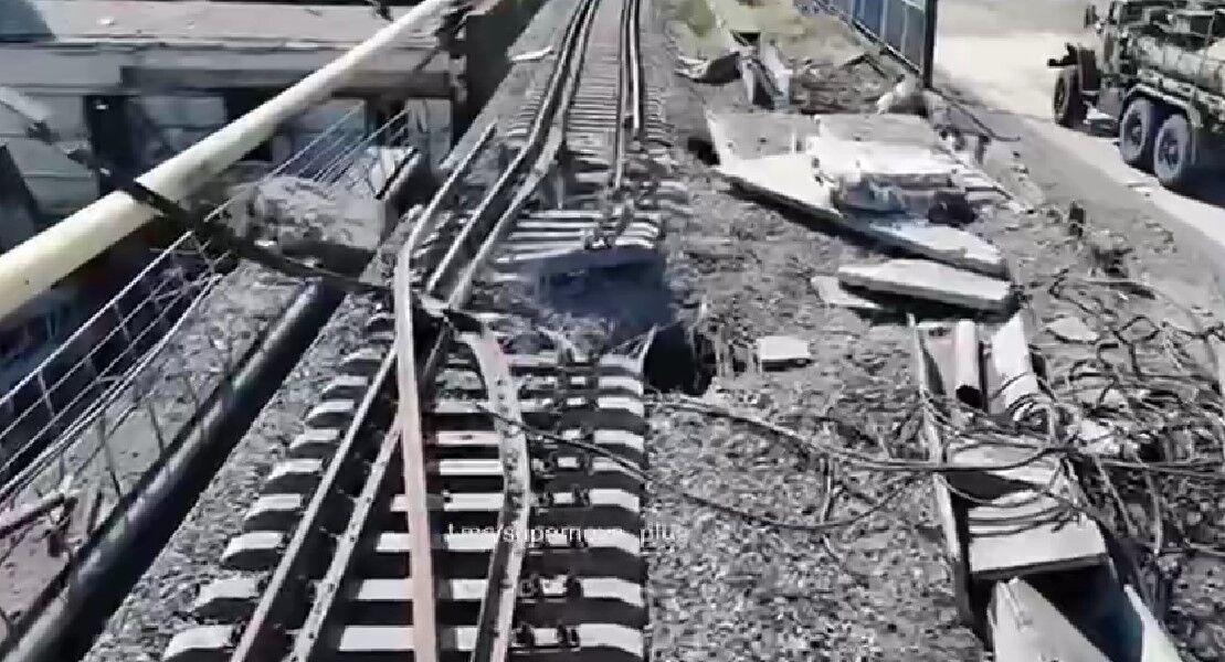 На мосту возле Каховской ГЭС повреждено железнодорожное полотно