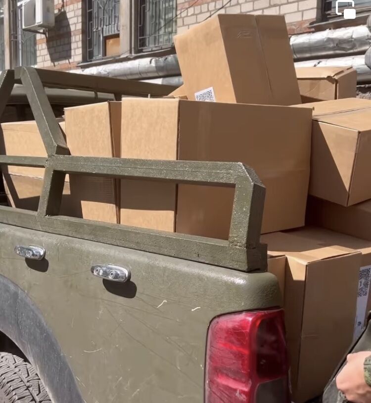 Волонтеров Днепра передали для защитников 800 питательных наборов сухпайков