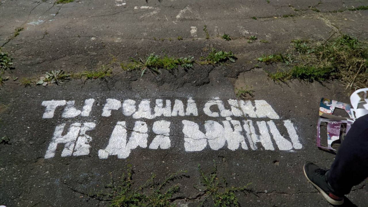 "Ти народила сина не для війни": під вікнами пологових будинків у різних містах РФ з'явилися пацифістські написи