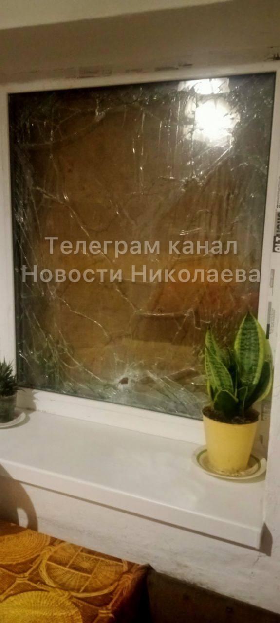 В результате обстрелов в домах николаевцев выбило окна
