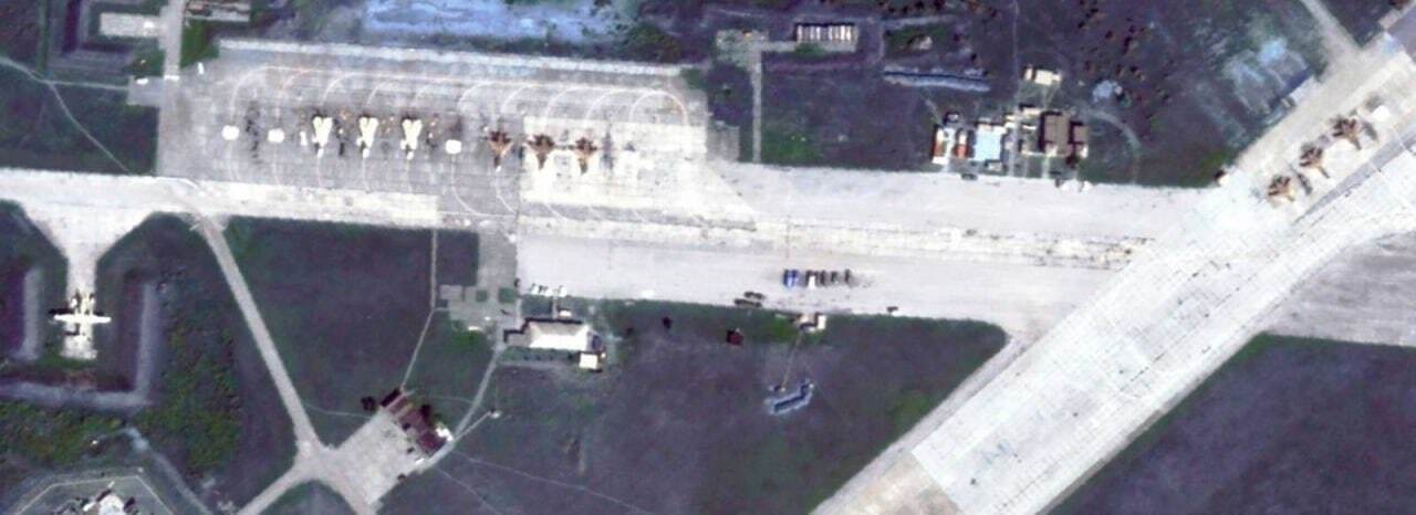 Появились первые спутниковые фото аэродрома "Саки" в Крыму до и после "бавовны" 2