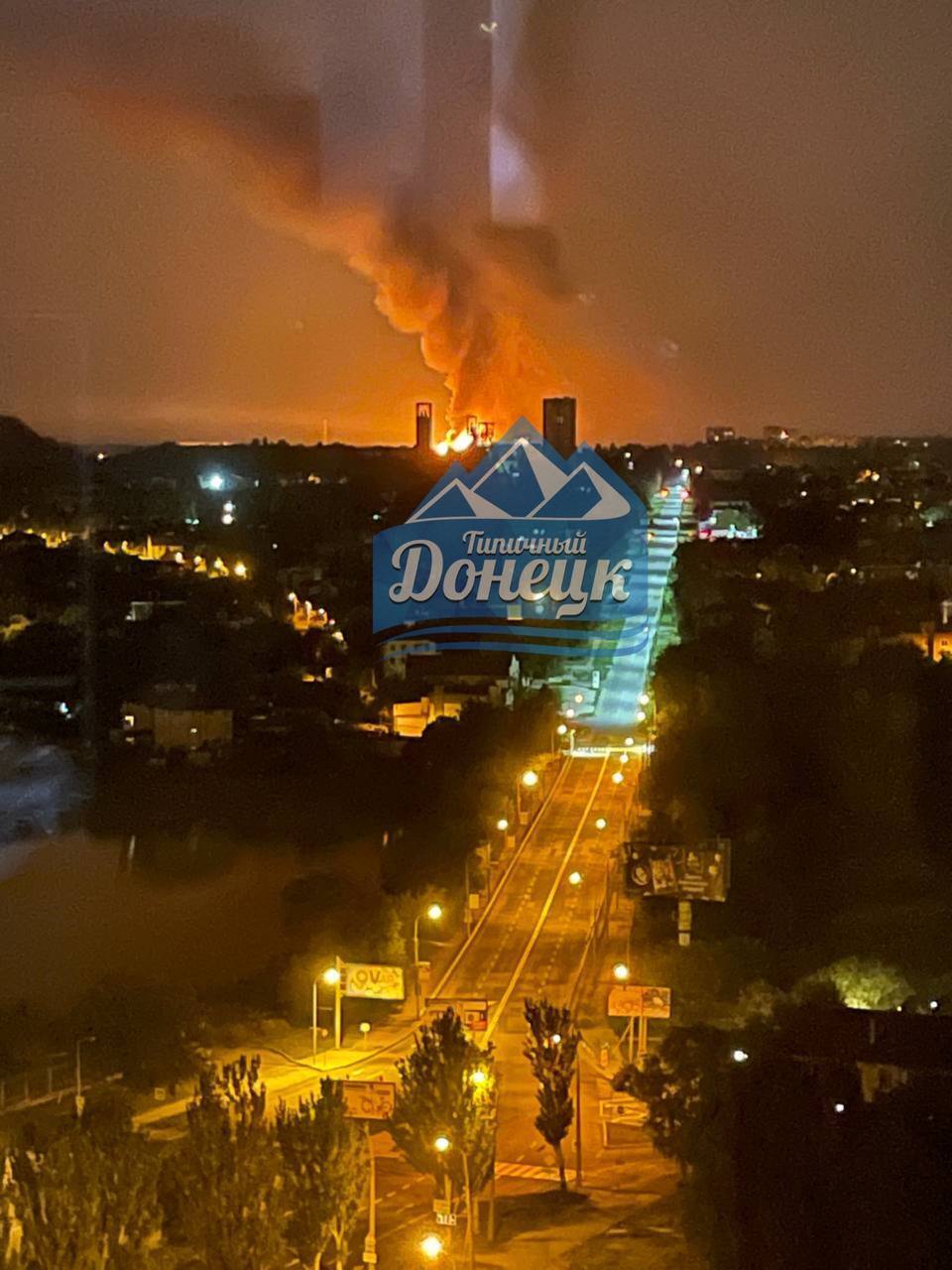 В окупованому Донецьку після прильотів почалася пожежа на пивзаводі, в повітрі чути запах аміаку. Фото і відео