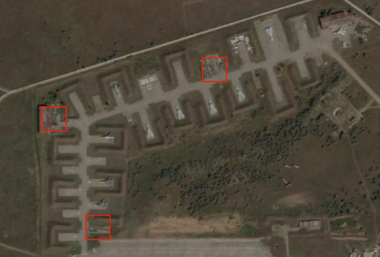 Появились первые спутниковые фото аэродрома "Саки" в Крыму до и после "бавовны" 3