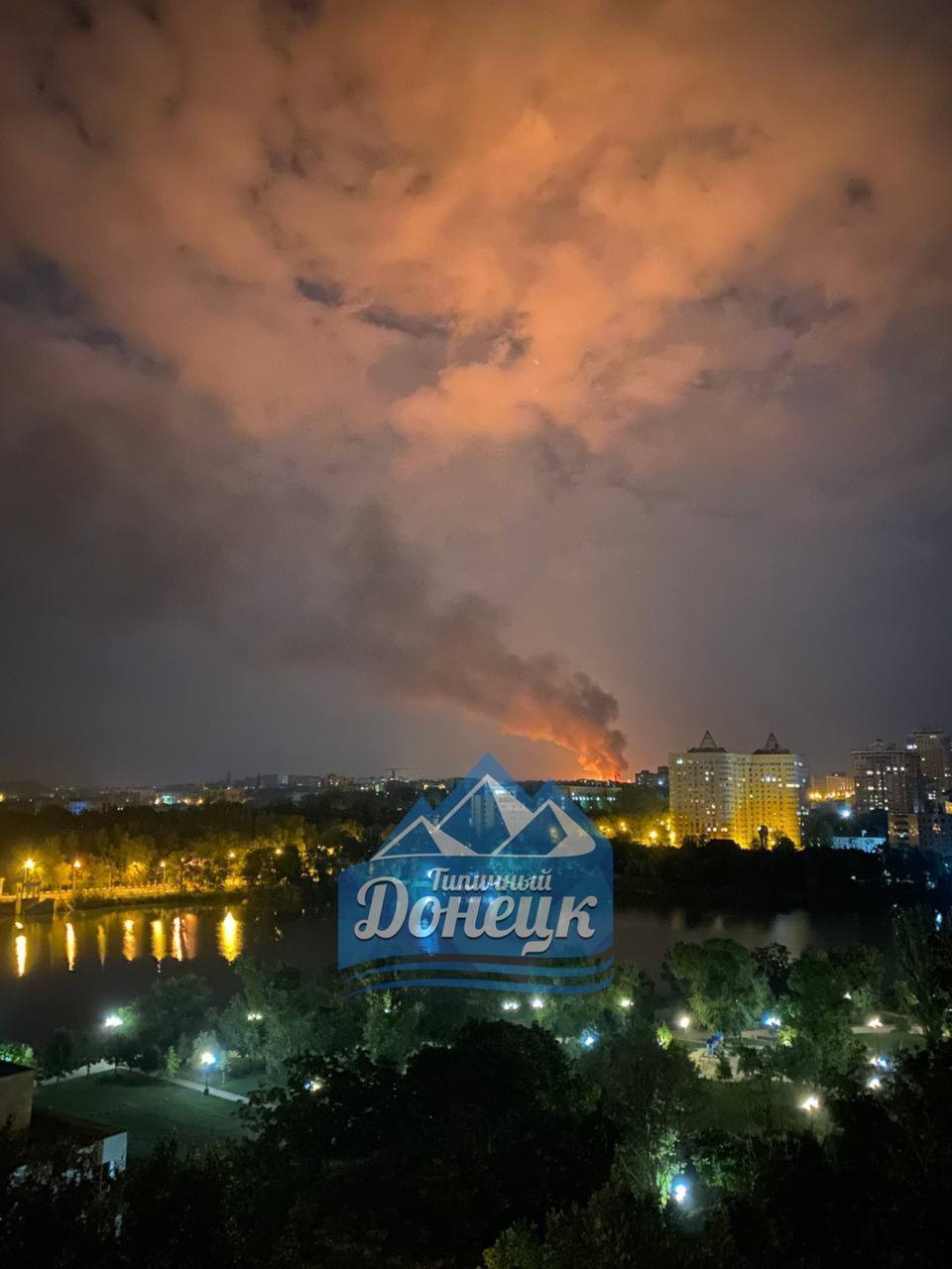 В оккупированном Донецке после прилетов начался пожар на пивзаводе, в воздухе слышен запах аммиака. Фото и видео