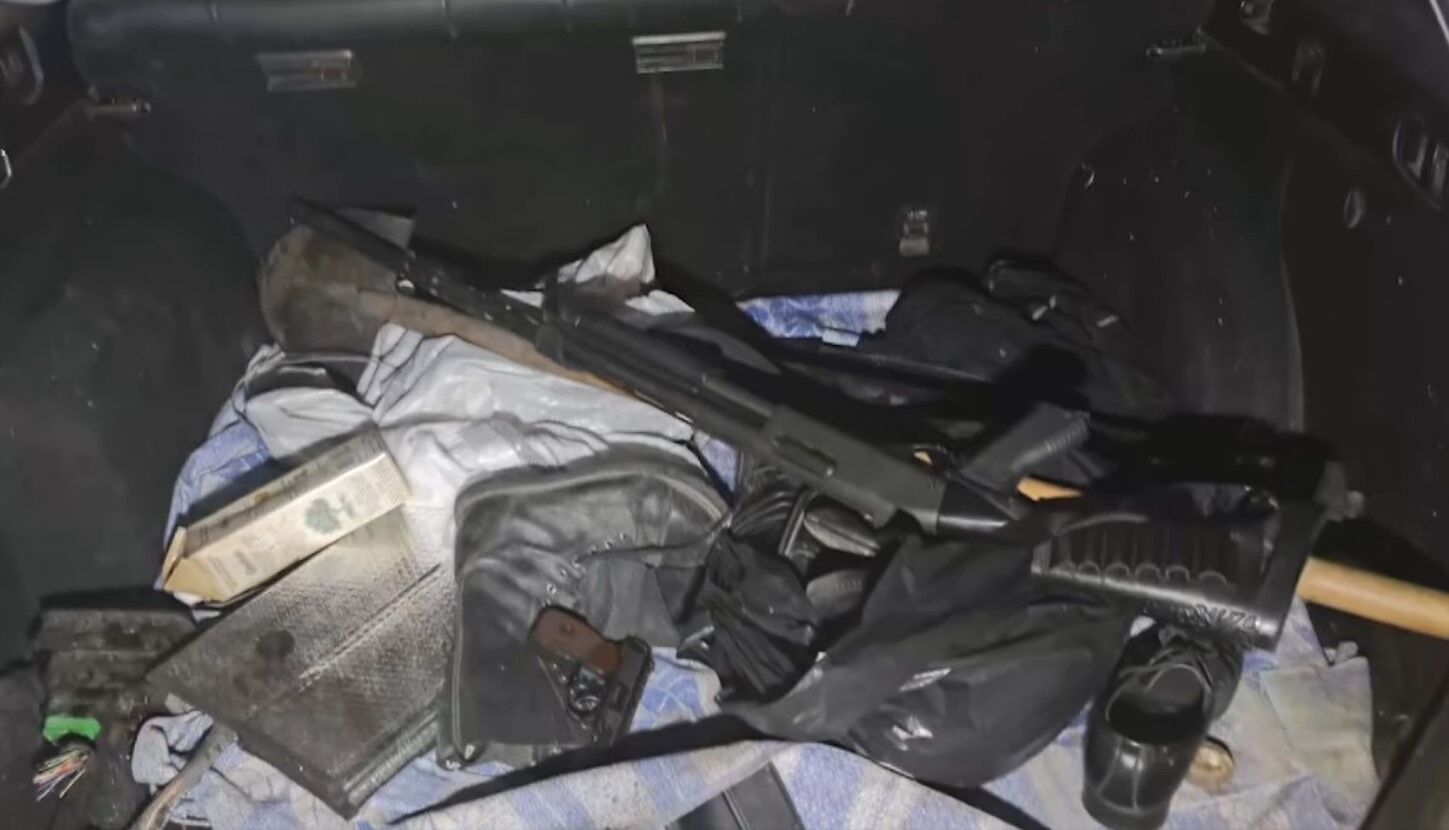 На Київщині п'яний вночі погрожував перехожим зброєю, а потім відкрив стрілянину. Фото і відео