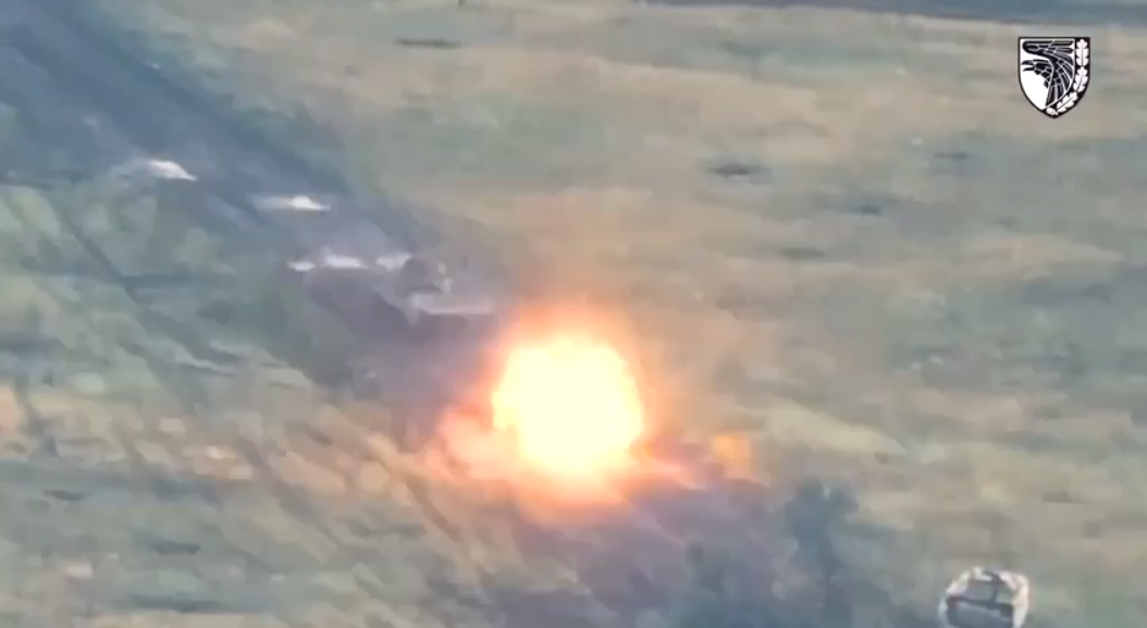 ВСУ устроили "фейерверк" по вражеской технике: выжившие оккупанты спасались бегством. Видео