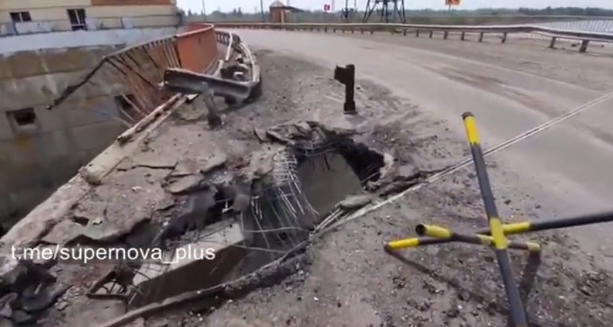 Последствия ударов ВСУ по мосту возле Каховской ГЭС