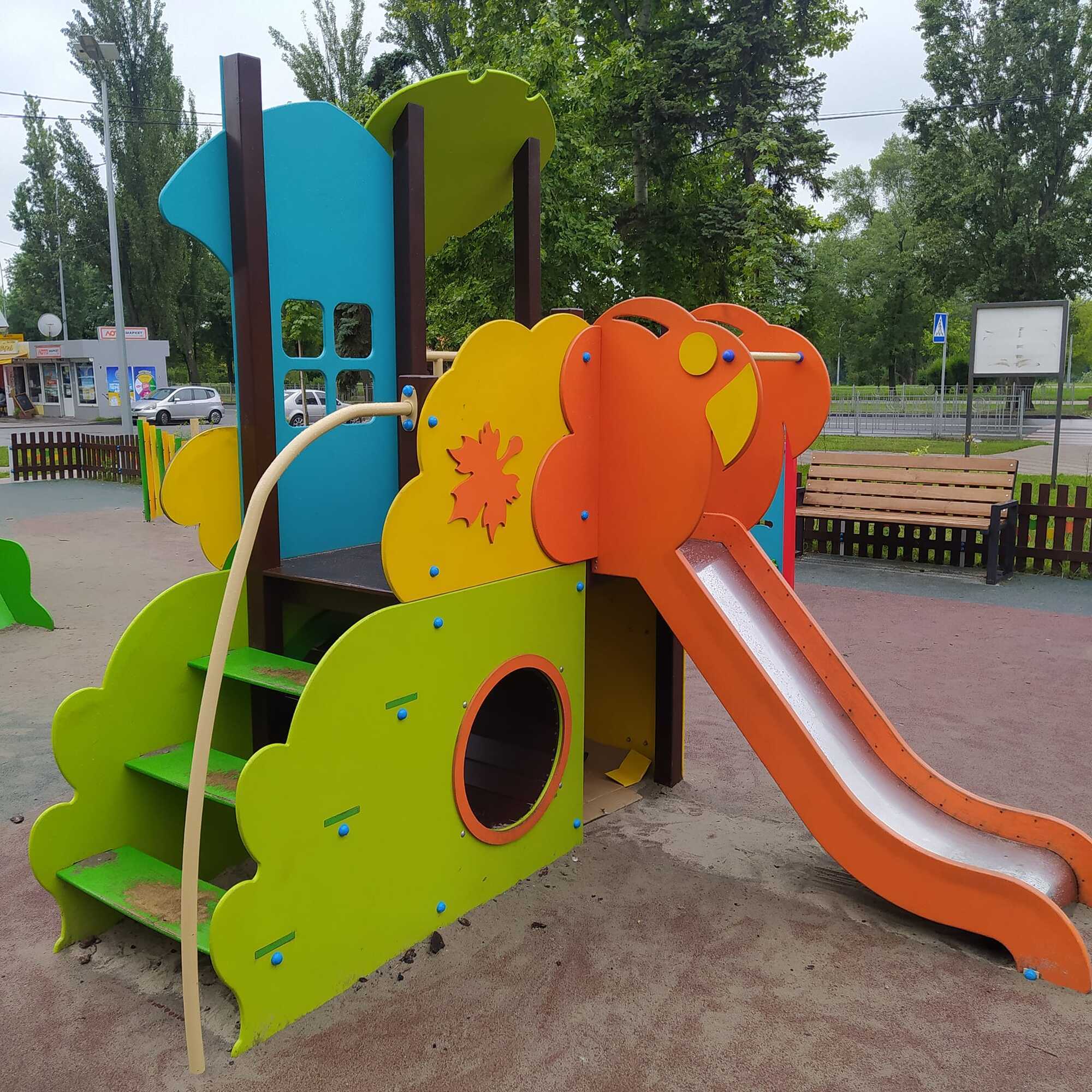 У Києві є унікальний дитячий майданчик: малеча приїжджає пограти з різних районів столиці. Фото
