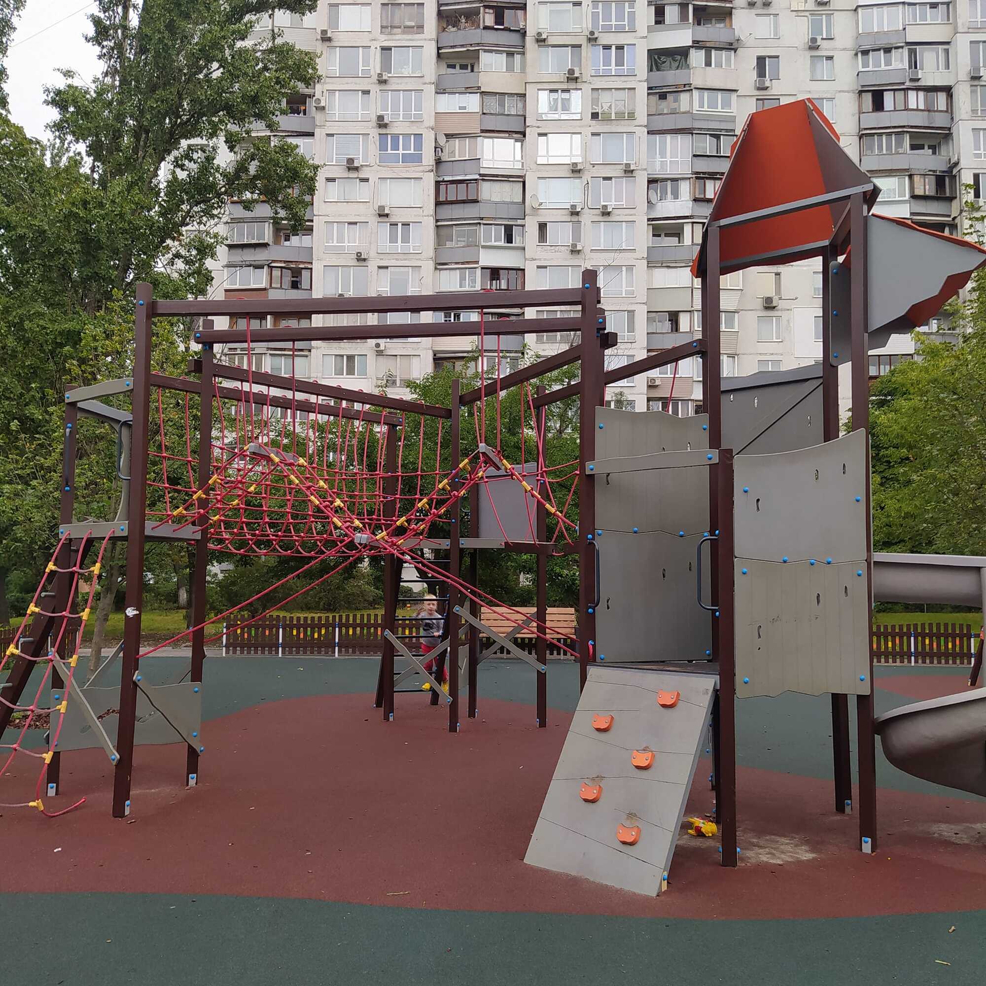 В Киеве есть уникальная детская площадка: малыши приезжают поиграть с разных районов столицы. Фото