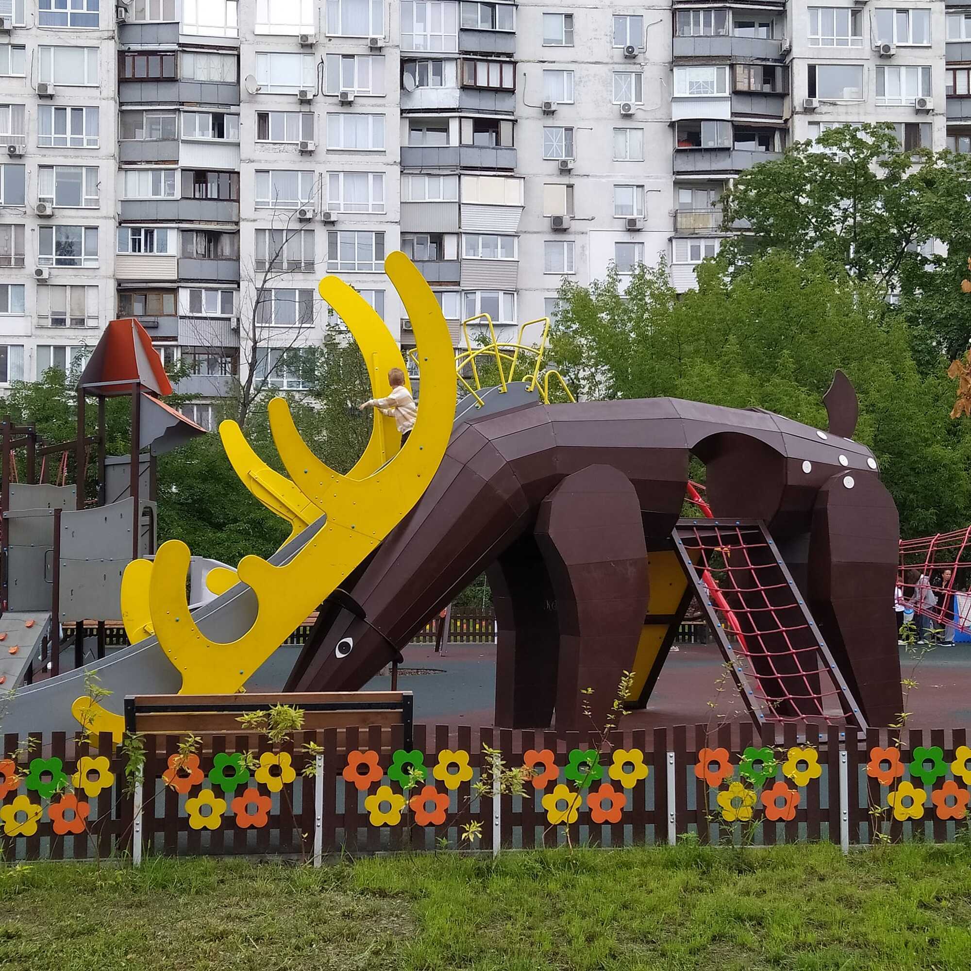 У Києві є унікальний дитячий майданчик: малеча приїжджає пограти з різних районів столиці. Фото