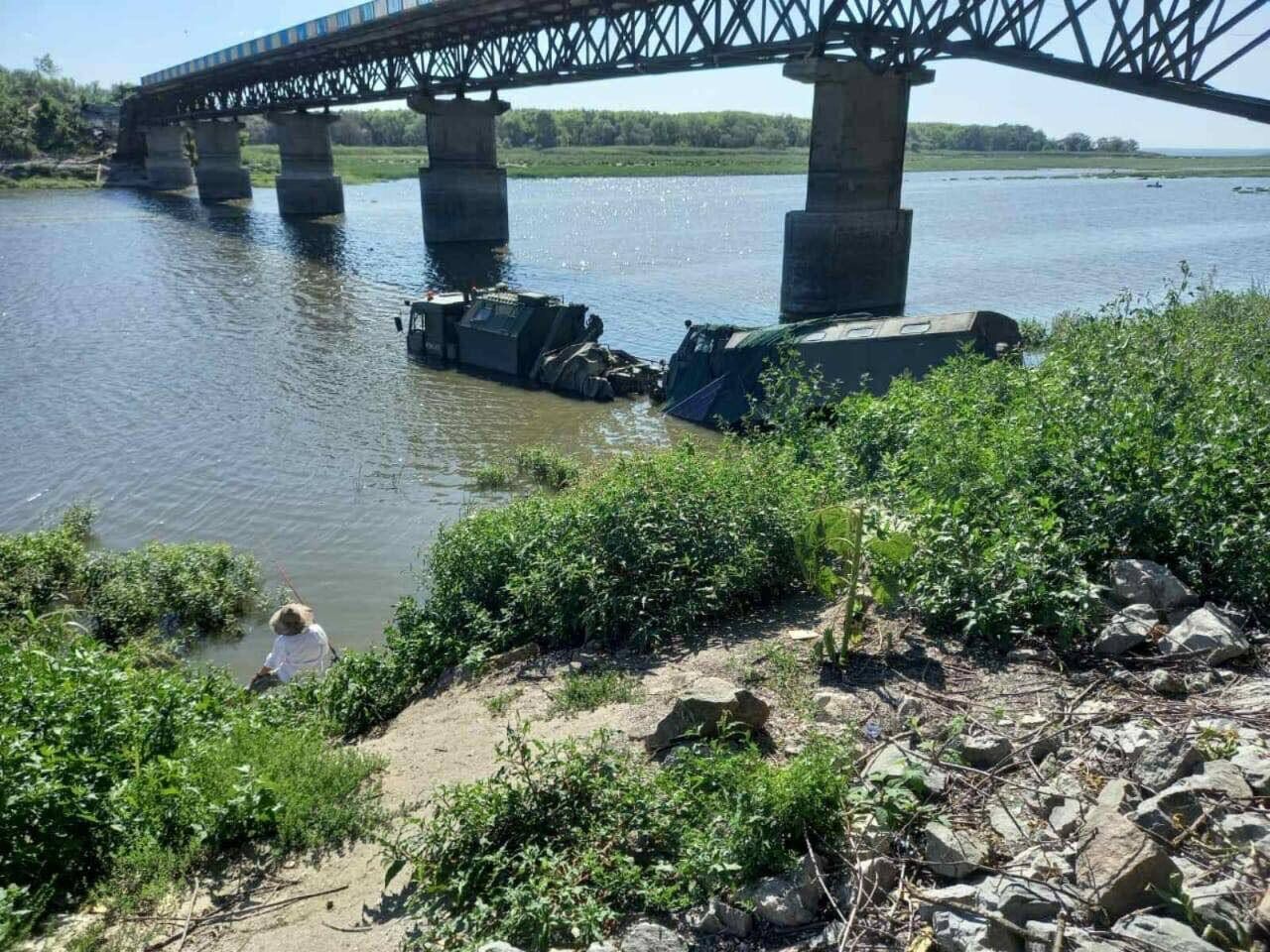 Техника оккупантов затонула в реке Оскол.