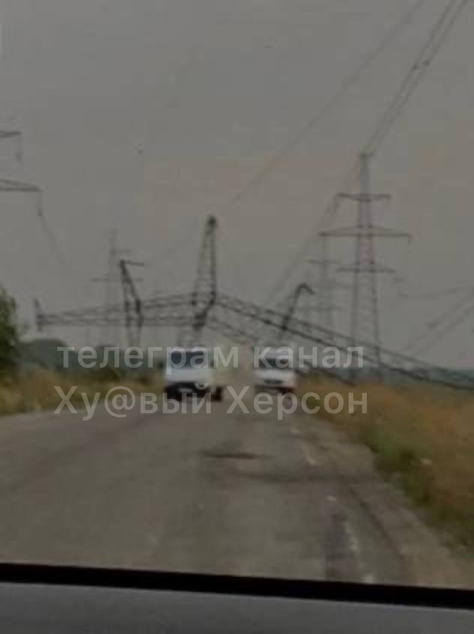 Высоковольтная линия передачи упала на трассу, ведущую от Запорожской АЭС к Крыму