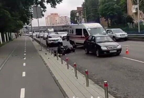 У Києві мотоцикліст протаранив легковик: є постраждалий. Відео