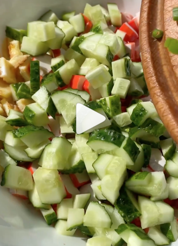 Как по-новому приготовить салат с крабовыми палочками 