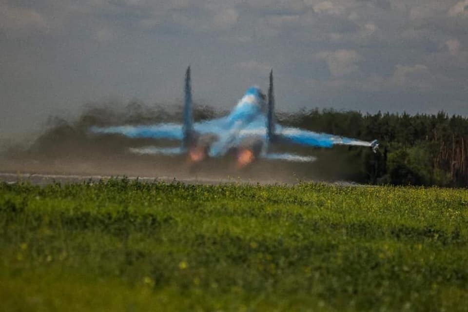 Українська авіація захищає від ворога небо