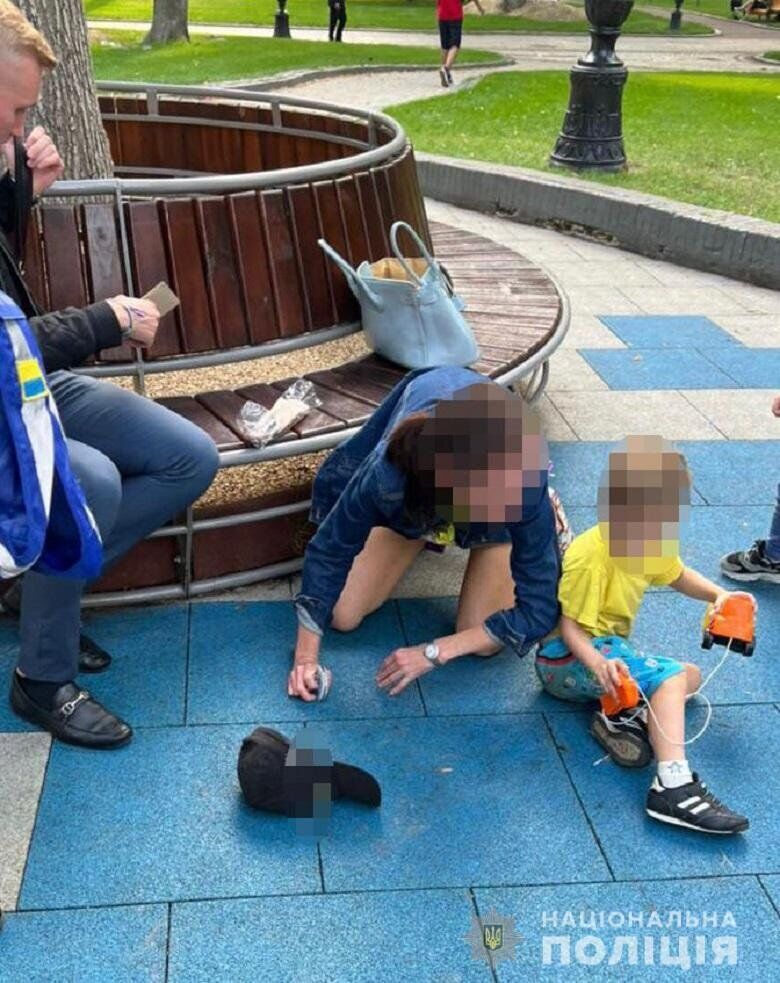У центрі Києва 5-річний хлопчик сам гуляв у парку, доки його п'яна мати спала біля лави. Фото
