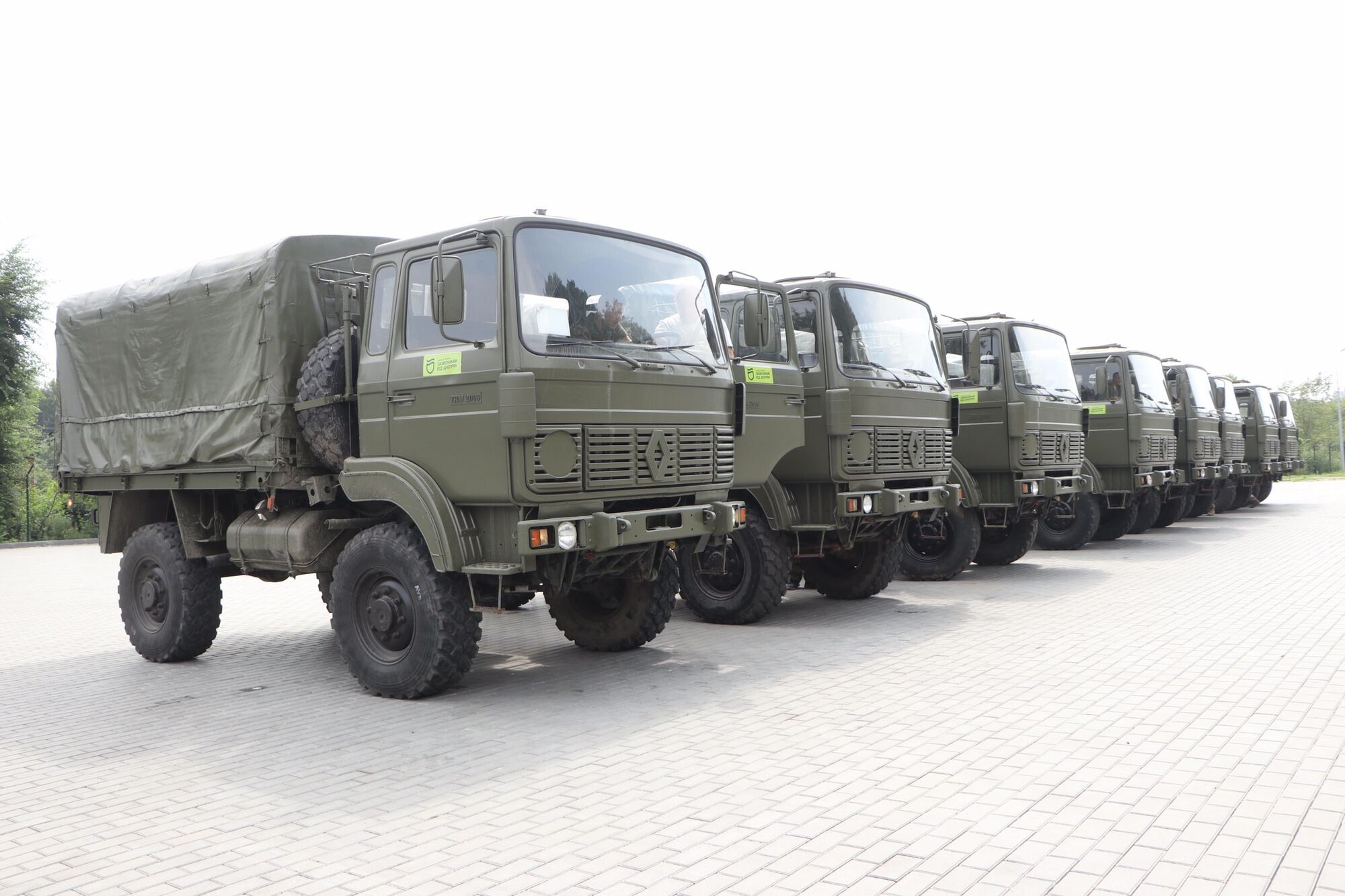 Передала Вооруженным Силам Украины восемь грузовиков