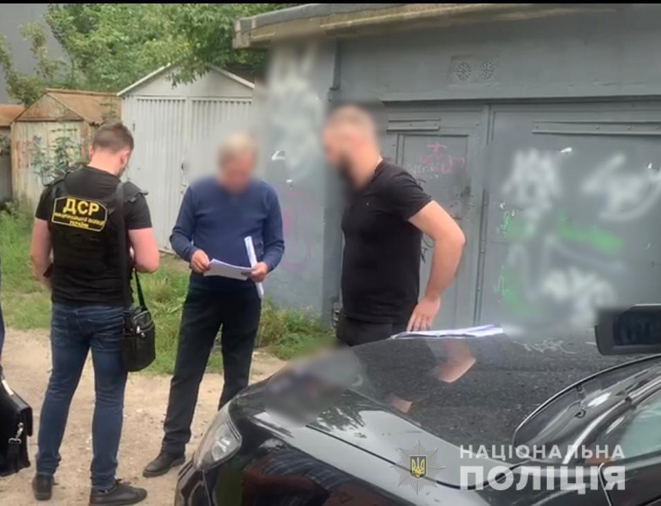В Киеве руководители коммунального предприятия требовали взятку за подключение к свету и водоснабжению