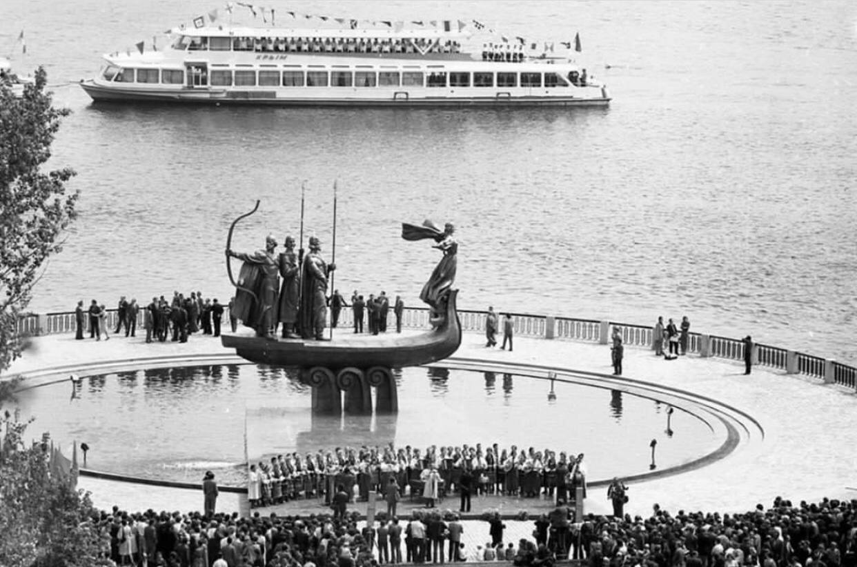 У мережі показали, як 1982 року відкривали пам'ятник засновникам Києва. Унікальне фото