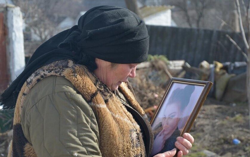 Бабушка убитой Насти с фото любимой внучки.