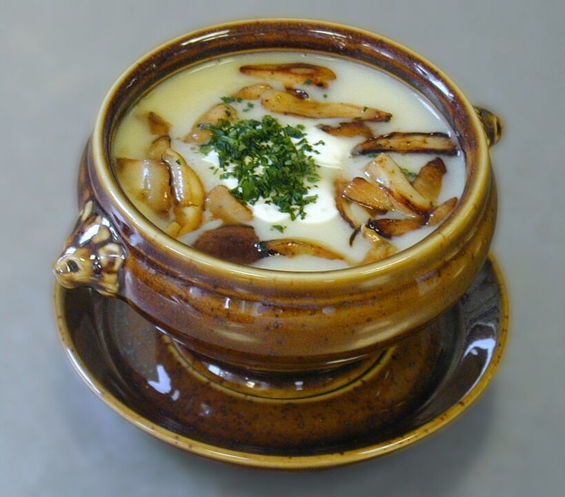 Суп із грибами та плавленим сиром на курячому бульйоні